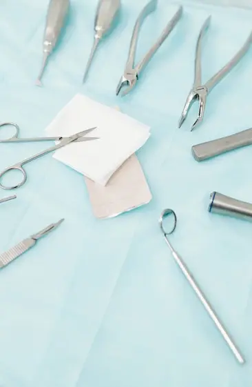 Assortiment de matériel chirurgical dentaire sur une table